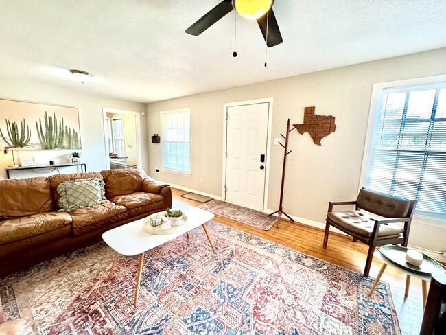 Foto del edificio - Blue Wall Oasis Mid-Term Rental 2/1 with a full basement