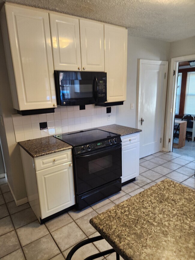 Building Photo - 168 Main St