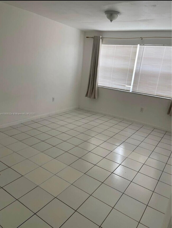 Foto del edificio - 621 S Royal Poinciana Blvd