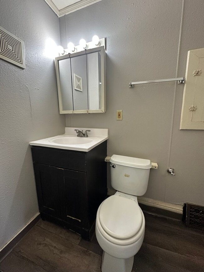 Building Photo - 3 bed, 1 bath home for rent in Waterloo