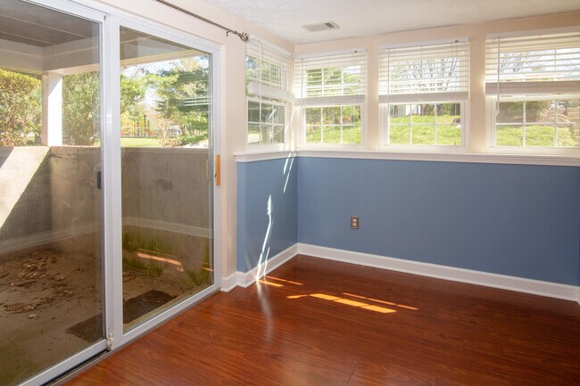 Building Photo - 606 Southern Hills Dr