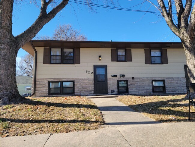 Building Photo - Cozy, clean 4 Bedroom Split level home!