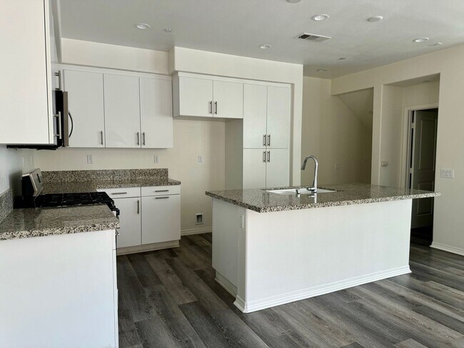 Building Photo - 2 Bedroom Anaheim Townhome