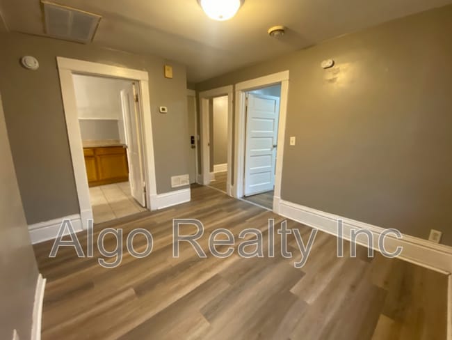 Building Photo - 2211 Queen Ave N