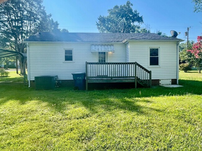 Foto del edificio - Rose213 in Mount Holly’s Catawba Heights area is a well-maintained 2-bedroom, 1-bath home