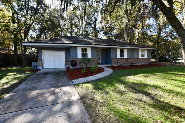 Building Photo - Adorable 3/2 on large corner lot