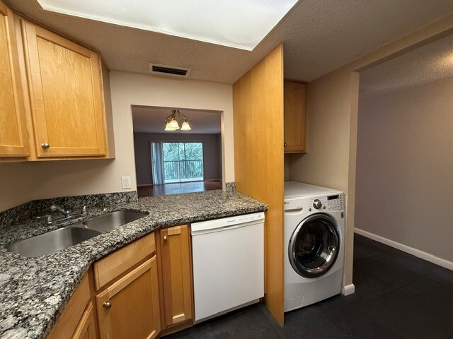 Building Photo - 3700 S Osprey Ave