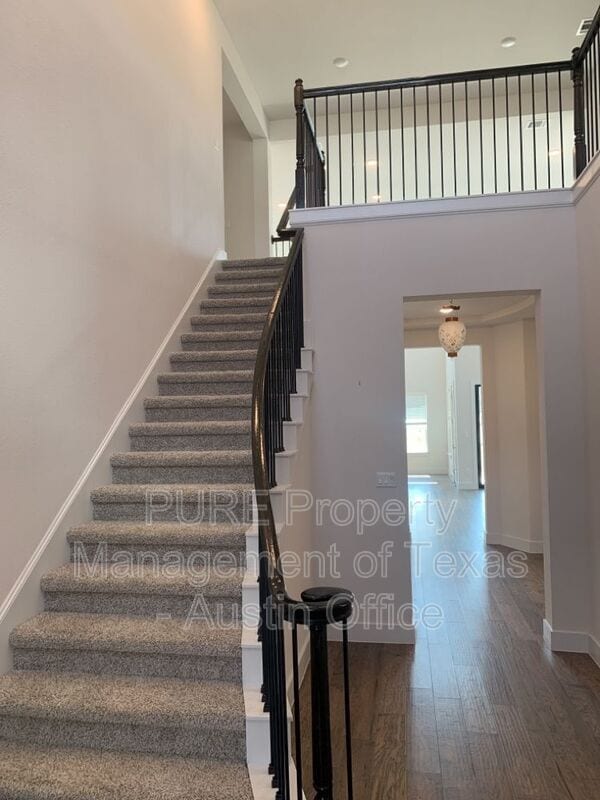 Building Photo - 201 Northcrest Dr