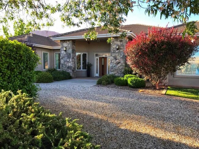 Building Photo - Gorgeous 4 Bedroom, 5 Bathroom Home locate...