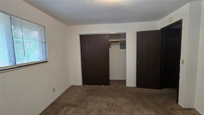 Building Photo - 5 Yorkshire Ln