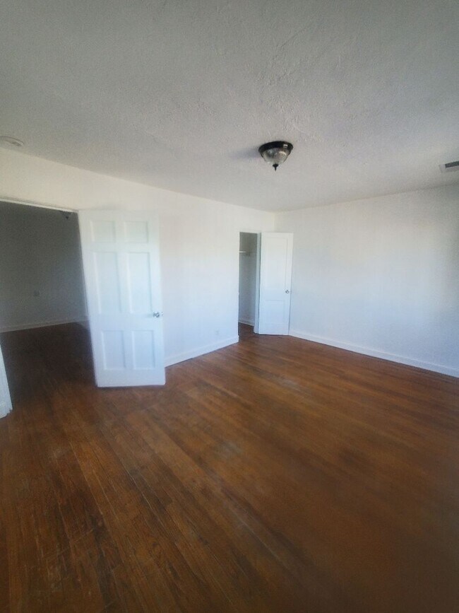 Building Photo - Newly freshened home available now!