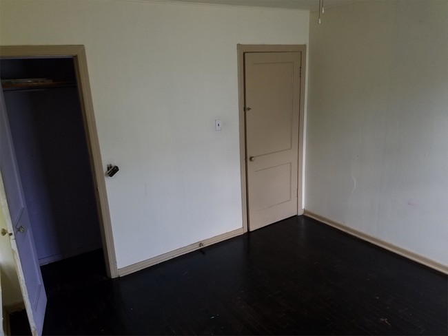 Building Photo - 414 W 75th St