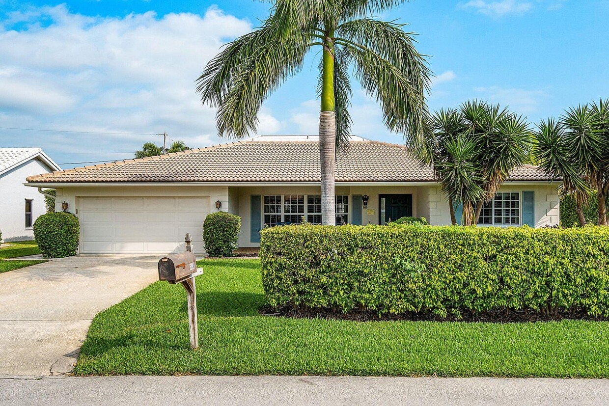 Primary Photo - 899 Barcelona Dr