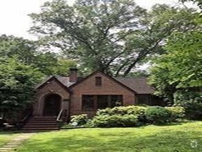 Building Photo - 207 Springdale Dr NE