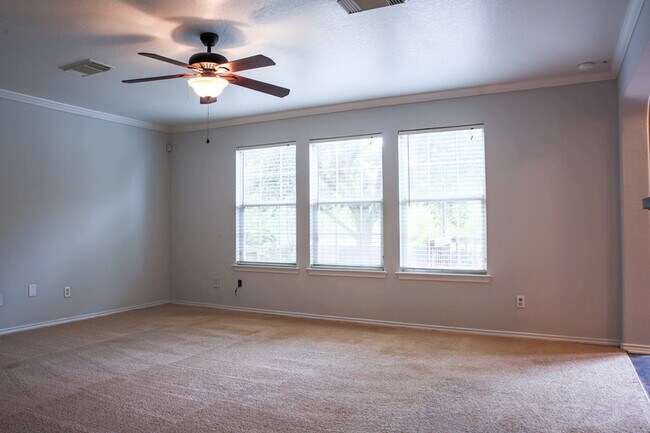 Building Photo - 164 Springtree Hollow