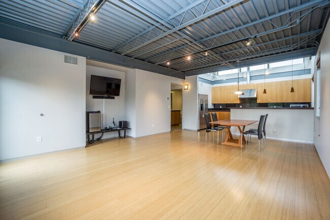 Building Photo - 1637 Pearl St