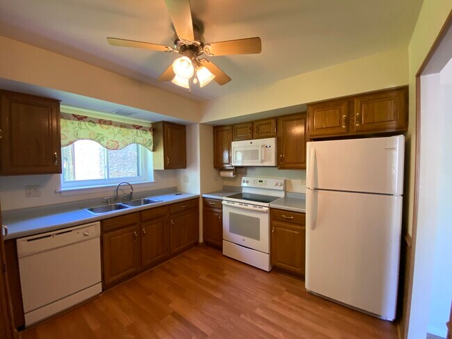 Kitchen - 835 S Dwyer Ave