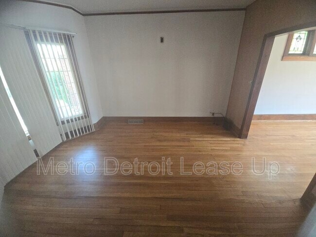 Foto del edificio - 3759 Columbus St