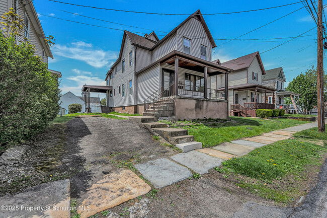 Building Photo - 1605 Bulwer St