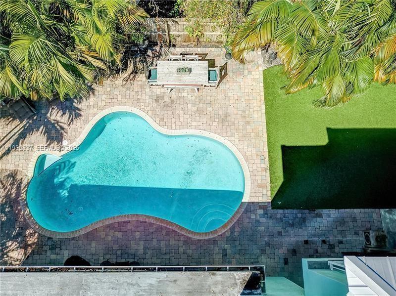 Foto del edificio - 801 NE 17th St