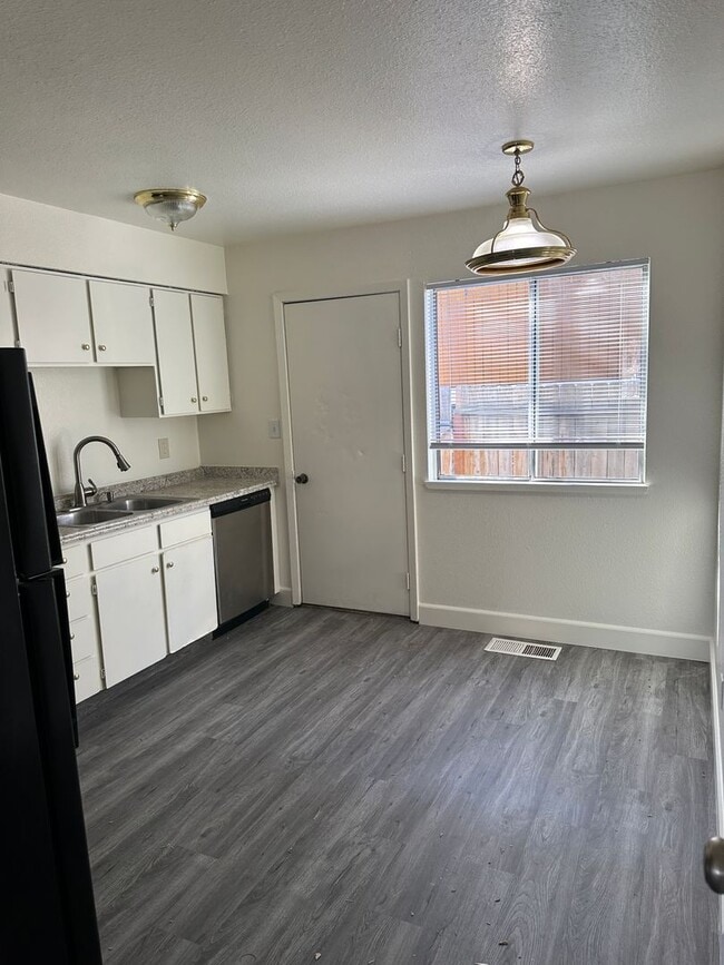 Building Photo - 3 Bedroom, 2 1/2 Bath Condo in Park Terrac...