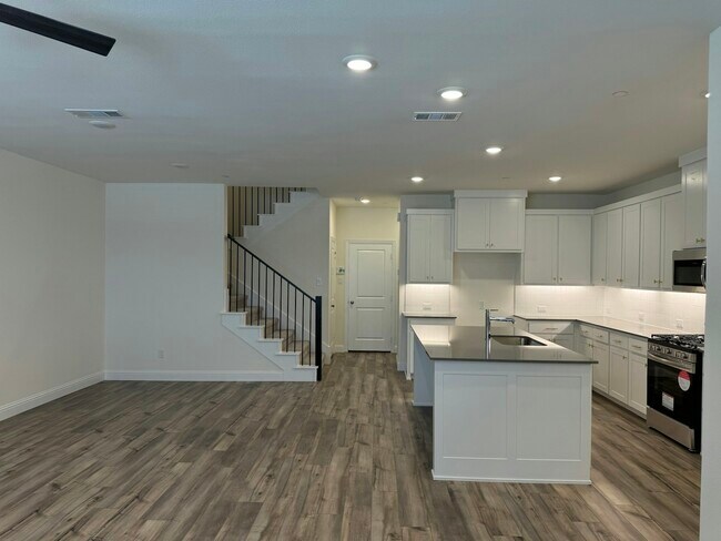 Building Photo - 2821 Jacaranda Dr