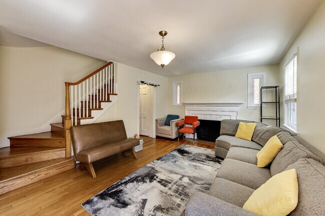 Foto del edificio - Beautiful Brick Home in the Heart of Chevy Chase