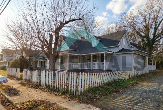 Building Photo - 714 Dillard St