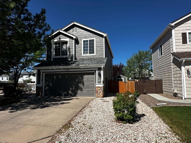Building Photo - "Charming Centennial Retreat: Spacious 3-Bedroom Home with 2.5 Baths!