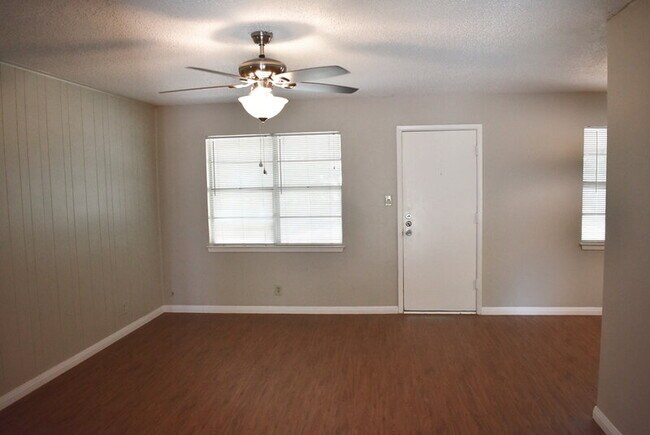 Building Photo - Charming 3-Bed, 2-Bath Gem in Fort Worth –...