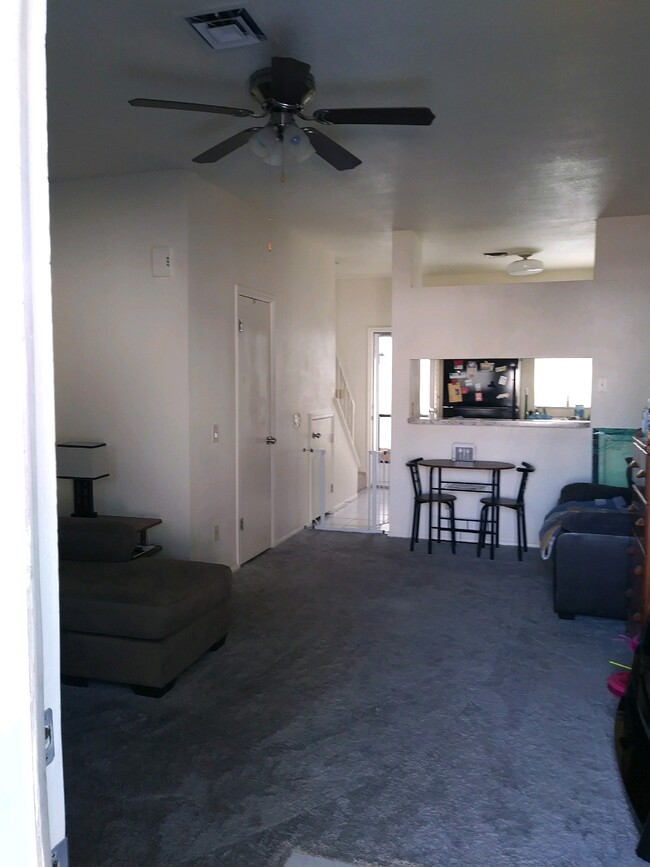 Living room - 1600 N Saba St