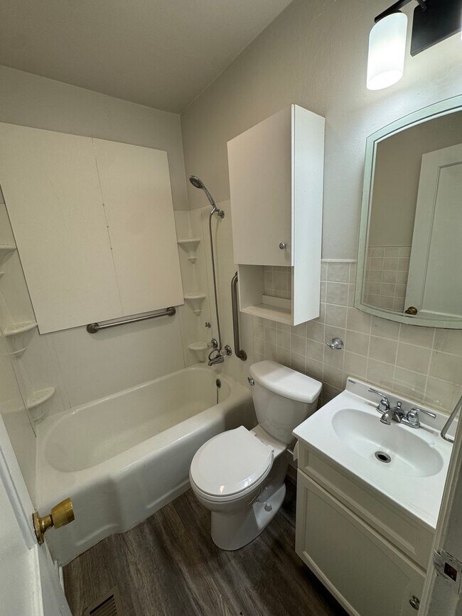 Building Photo - Main level house available for rent