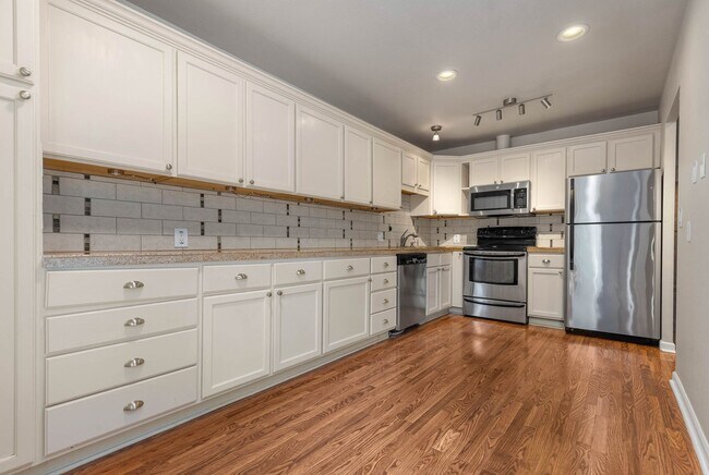 Foto del edificio - Bright 2 Bedroom Townhouse with Creek Views and Excellent Commuter Location