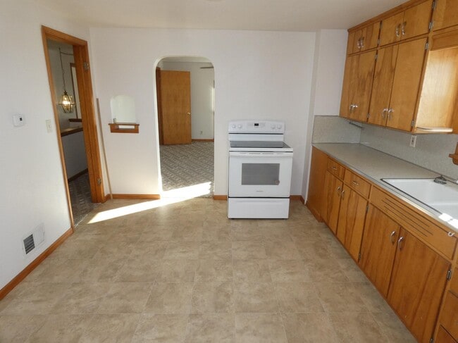 Building Photo - 137 N Wacouta Ave