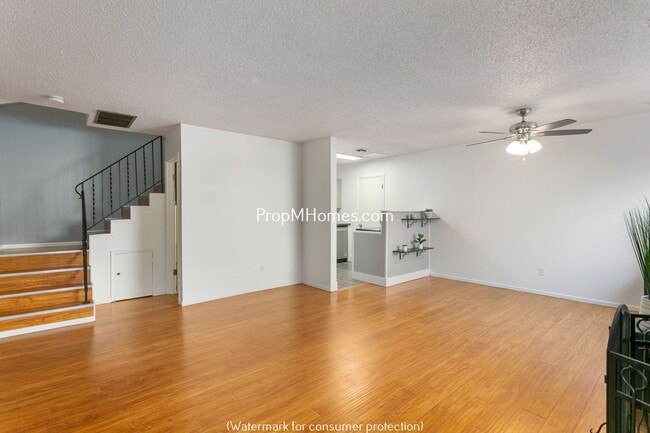Building Photo - Two Bedroom in Four-Plex - Charming Highla...