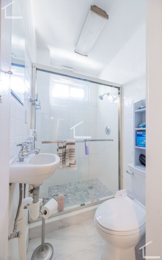 Foto del edificio - Spacious Apt w. Bonus office!  Heat and Hot Water Included!  Near T