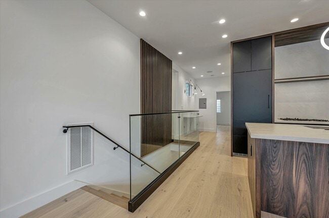 Building Photo - 120 Varennes St
