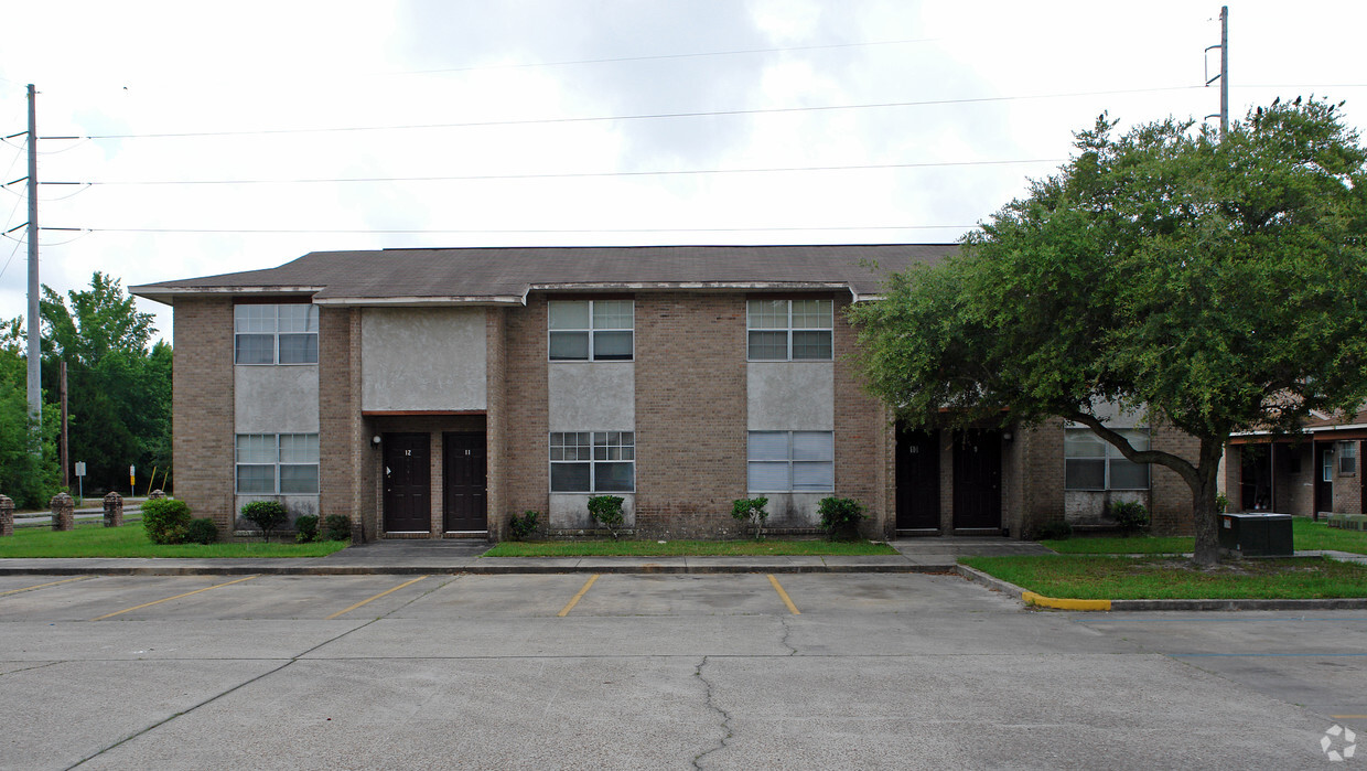 Lake Garden Apartments - Parkway Apartments