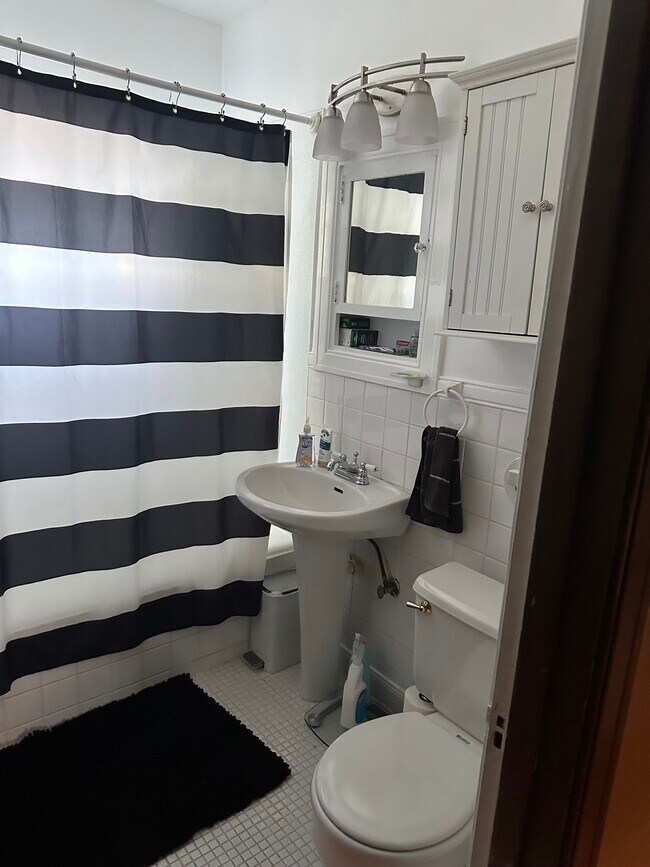 Building Photo - 606 Yakima St