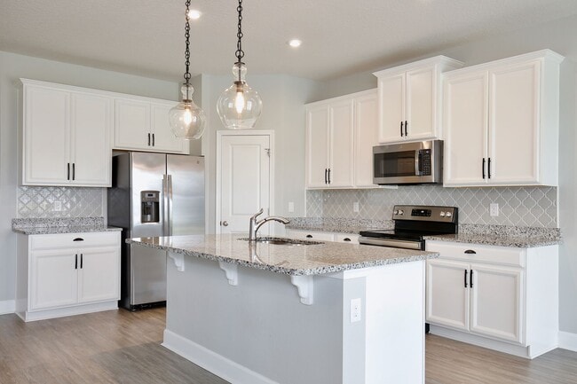 Building Photo - Lovely 3/2 Spacious Home with a Covered Pa...