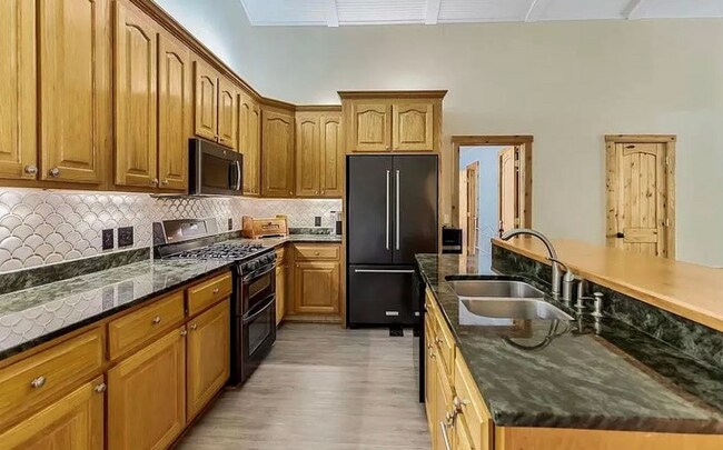 Foto del edificio - Beautiful and Spacious! Upgraded Multi-level Retreat with Lake Access, Golf, and Resort- Style Am...