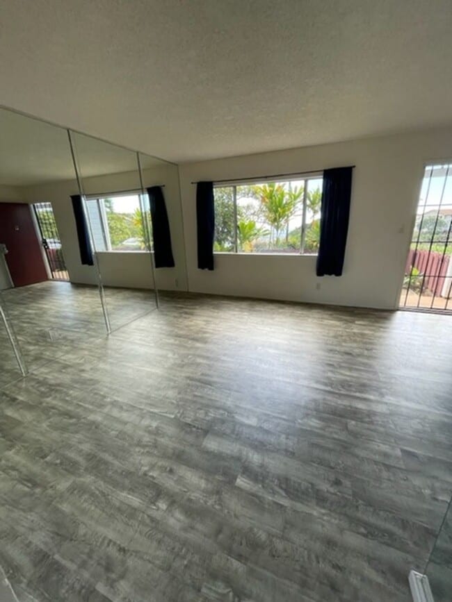 Building Photo - CM-105