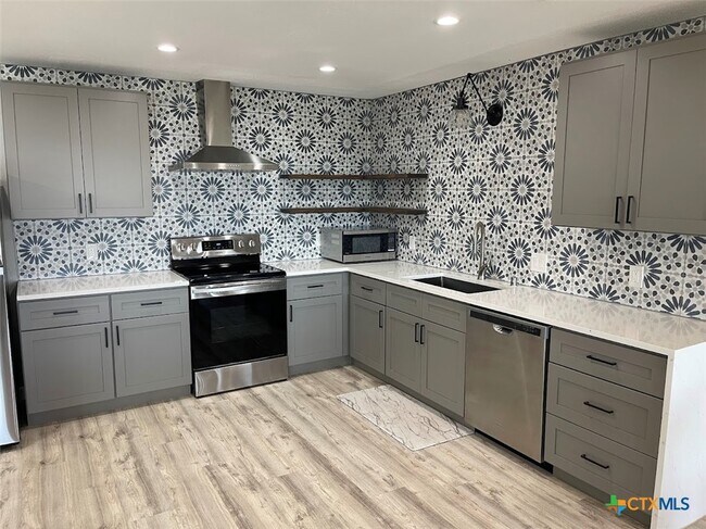 Foto del edificio - 744 Hill Top Dr