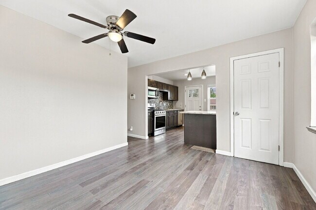 Foto del edificio - $2,220.95 with $300 Off the first month's rent, 2 Beds - 2 Bath, Duplex in Denver with Washer and...