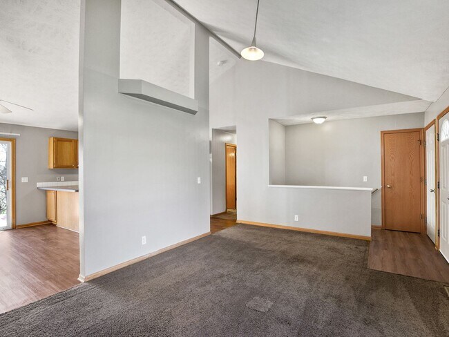 Building Photo - Limited Time Offer $500 Off First Month's Rent... Quiet Family Home with the Feeling of Country L...