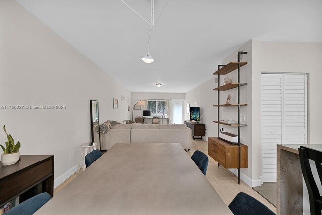 Building Photo - 4780 Pine Tree Dr