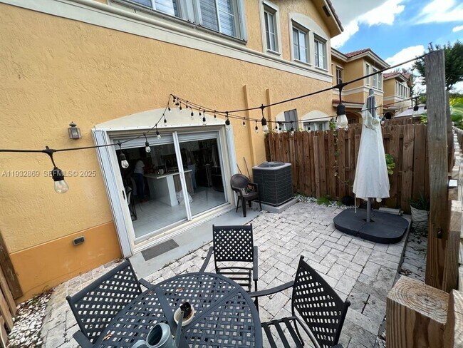 Foto del edificio - 8330 NW 107th Pl