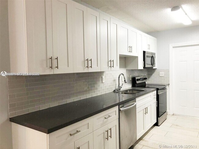 Foto del edificio - 1235 NE 3rd Ave