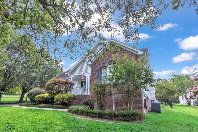 Foto del edificio - Ranch Floorplan with Upstairs Bonus Room on .78 acres! 2 Car Garage