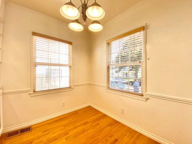 Building Photo - 129 S Swall Dr